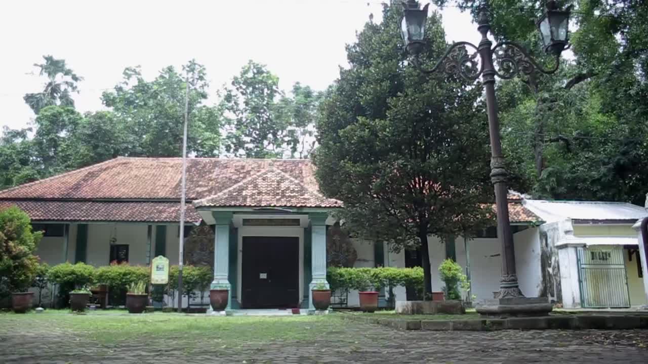 Keraton Kasepuhan Cirebon didirikan oleh Pangeran Cakrabuana selama perkembangan Islam atau sekitar tahun 1529.
