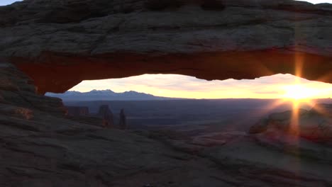 Arco-De-Mesa-En-El-Parque-Nacional-Canyonlands-1