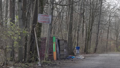 Fantasmal-Choza-De-Madera-Abandonada-Con-Advertencia-A-Los-Intrusos-Para-Que-Se-Vayan-En-Un-Remoto-Bosque-Privado