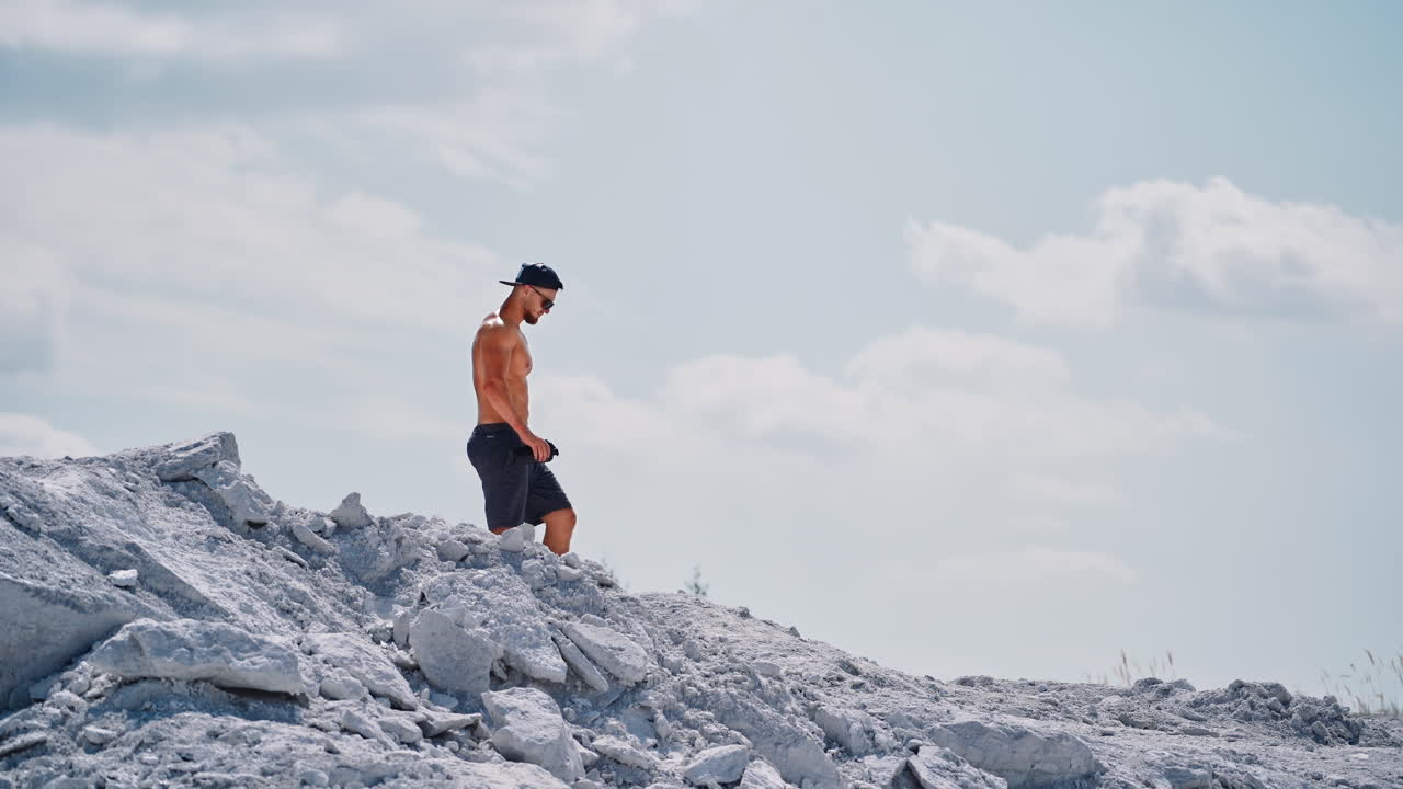 Vista aérea de um homem musculoso e atraente. Conceito de fisiculturismo e esportes ao ar livre.