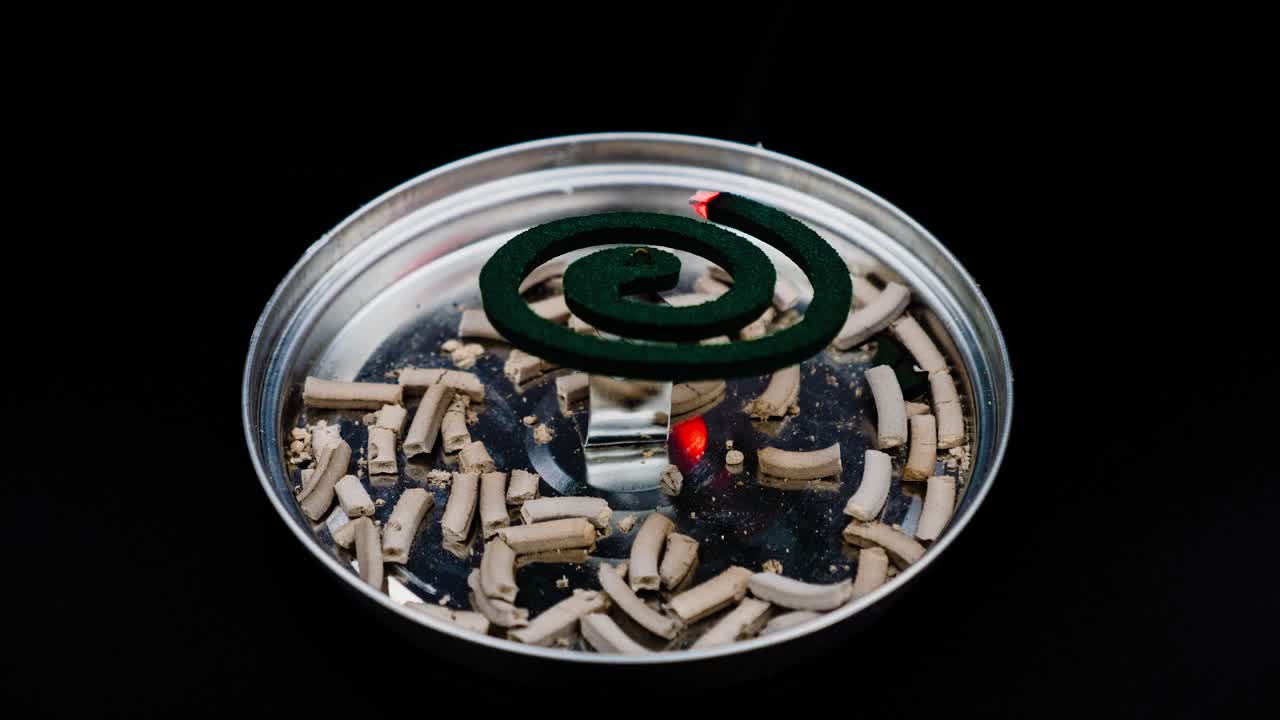 어두운 방에서 모기 코일 타임랩스를 닫은 모기향 구충제 타임랩스