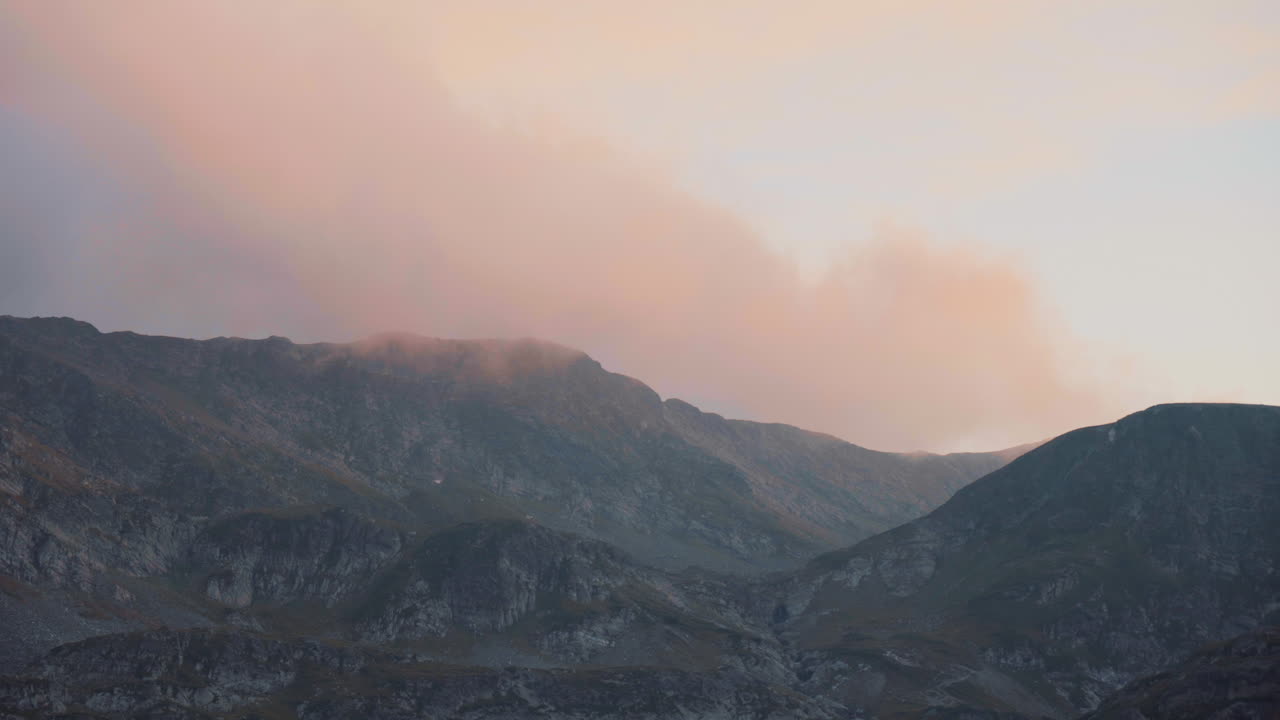 불가리아 릴라에 있는 7개의 릴라 호수 옆에 위치한 봉우리