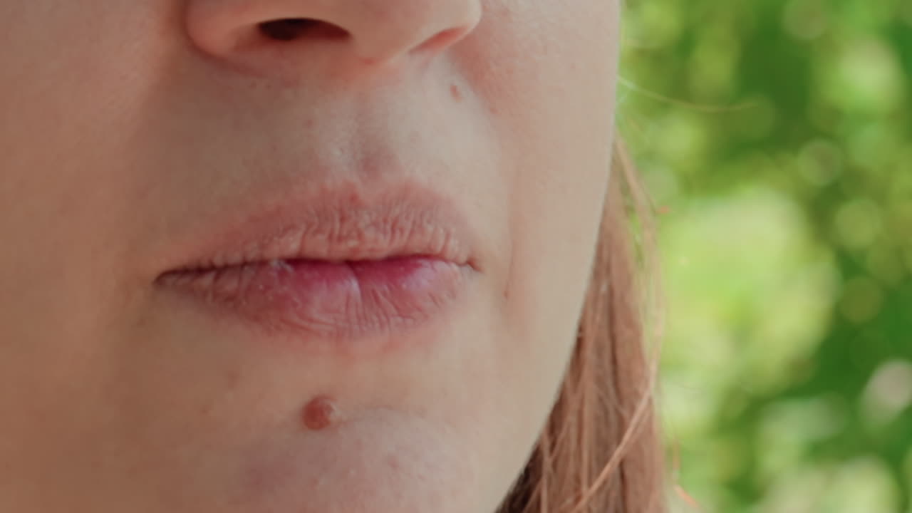 Mujer pensativa al aire libre, retrato en exteriores que captura a una mujer reflexiva con detalles naturales en la piel, primer plano detallado de una señora pensativa en un parque que muestra rasgos auténticos de la piel y una respiración sutil