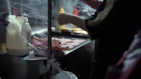 gente vendiendo comida deliciosa en la calle
