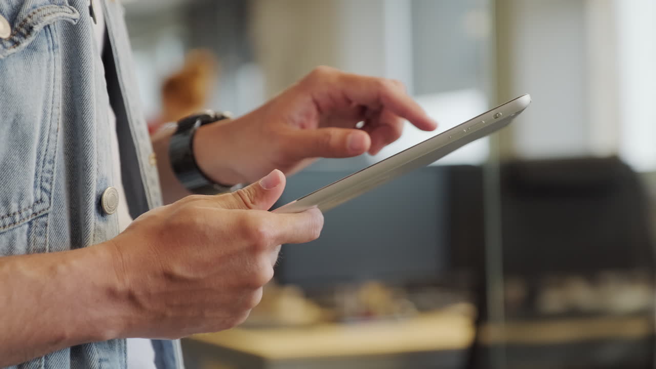 manos masculinas usando tableta en la oficina