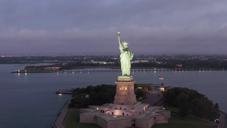 Drone-Rodeando-La-Estatua-De-La-Libertad-Temprano-En-La-Mañana-Vista-Aérea-De-La-Estatua-De-La-Ciudad-De-Nueva-York-Drone-Shot-4k