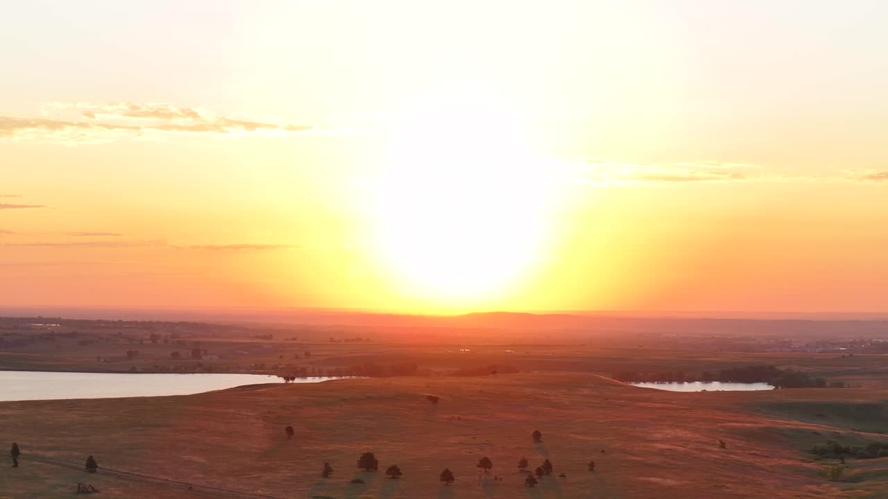 Boulder, Colorado, nascer do sol na hora dourada, sol da manhã na planície de Front Range, Arvada, Golden, drone aéreo, primavera, verão, Lago Marshall, Reservatório de Baseline, Desfiladeiro Eldorado, Cinturão Verde, Planalto, movimento para frente