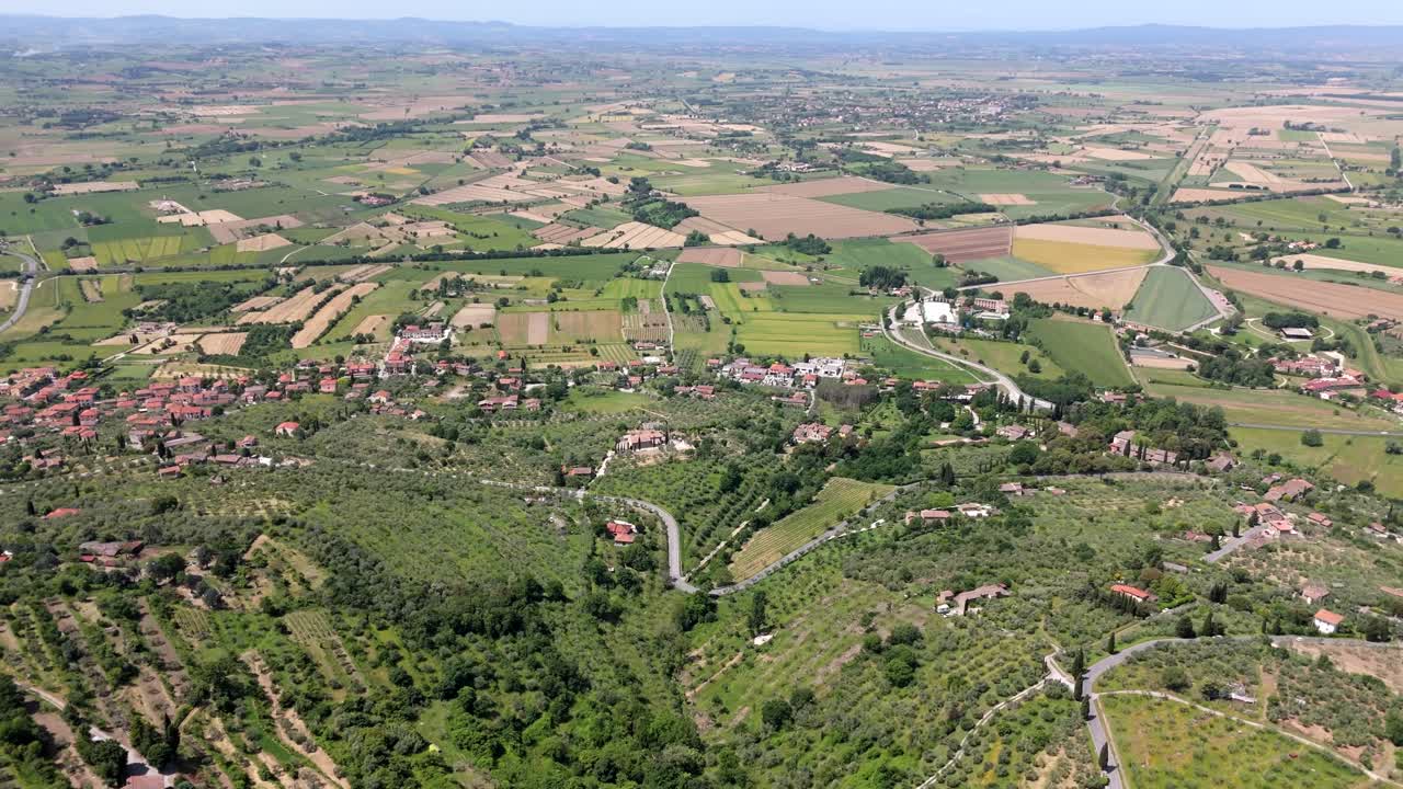 스카니의 그림 같은 이탈리아 마을인 코르토나 (cortona in tuscany) 는 넓은 초록색 풍경으로 공중에서 볼 수 있습니다.