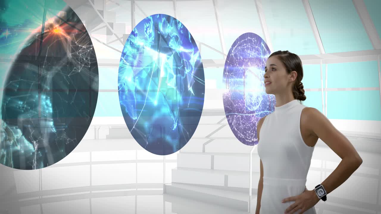 mujer de negocios usando una pantalla digital