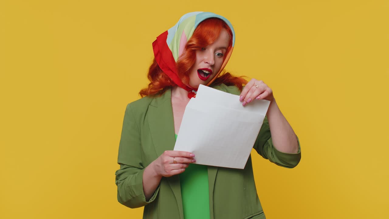 la chica abre el sobre, la carta la lee, se siente feliz, crece en la carrera, avanza en la promoción, el préstamo bancario es aprobado.