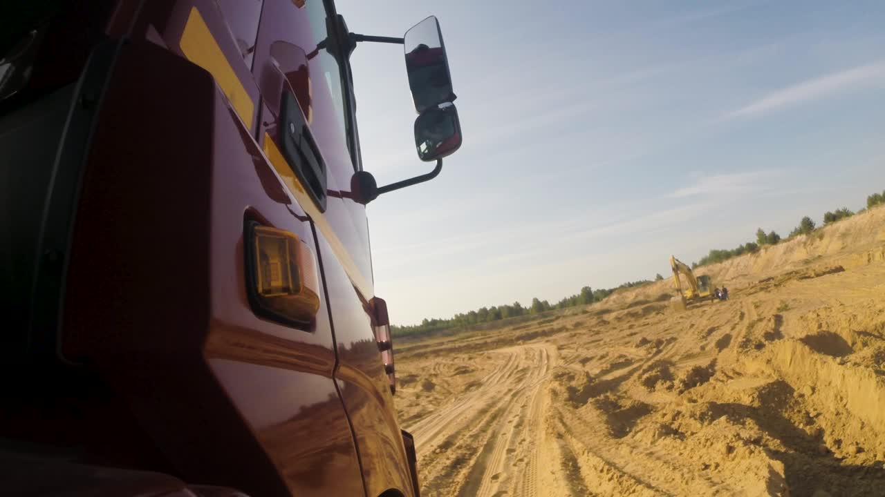 모래 광산 에서 트럭 과 발굴기