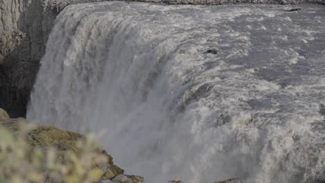 Rauschendes-Wasser-Eines-Isländischen-Wasserfalls-über-Basaltklippen