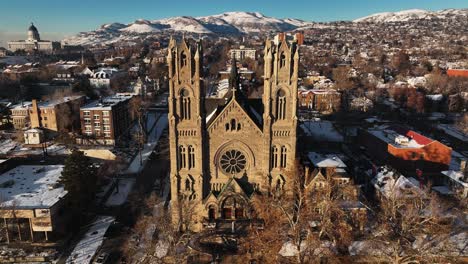 Hermosa-Toma-Aérea-Y-De-Establecimiento-De-La-Catedral-De-La-Magdalena-En-El-Centro-De-Salt-Lake-City,-Utah---Movimiento-De-Avance-Aéreo