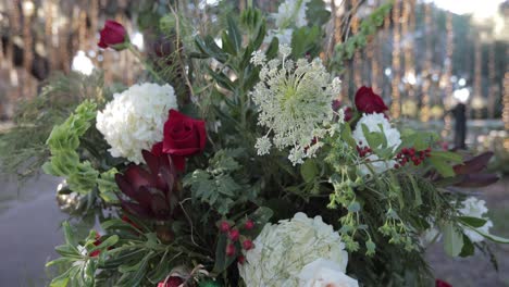 Blumenarrangement-Zum-Thema-Weihnachtshochzeit