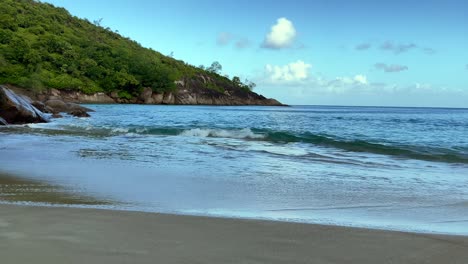 mahe seychelles, olas en la orilla de la playa principal