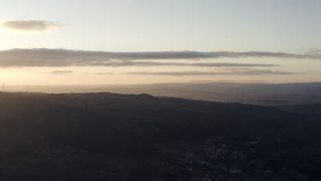 Drone-De-Amanecer-Disparado-En-La-Cima-De-La-Montaña