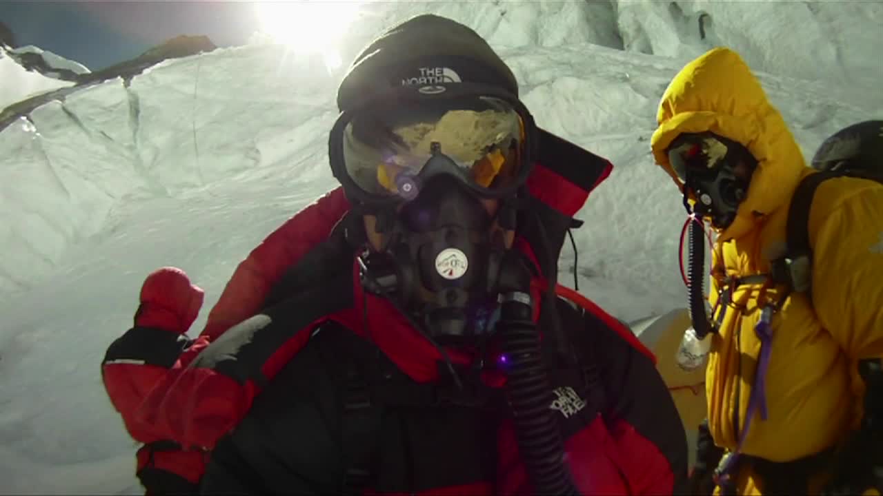 캠프 3을 떠나려는 등반가