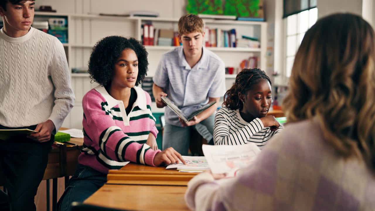 estudiantes que colaboran en un aula