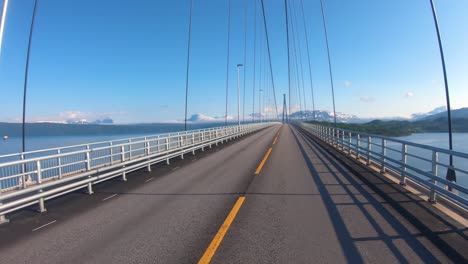 Conduciendo-Un-Coche-Por-Una-Carretera-De-Noruega.-Punto-De-Vista-Del-Vehículo-Que-Pasa-Por-El-Puente.