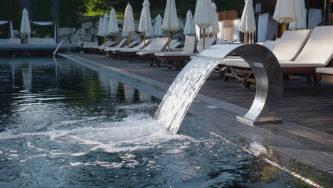 Fuente-De-Agua-En-La-Piscina