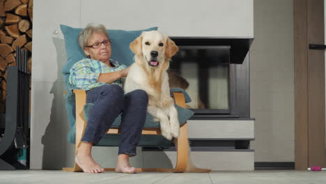 mujer y perro golden retriever en casa