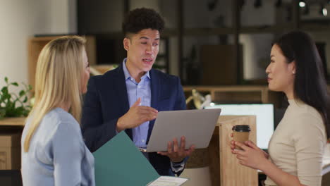 Caucasian-woman-and-biracial-man-in-a-business-meeting-at-the-office