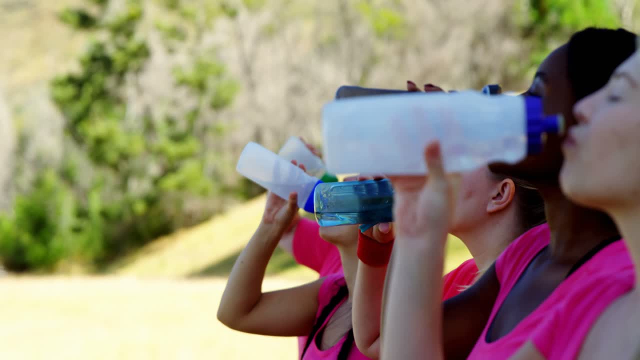 grupo de mujeres bebiendo agua después del entrenamiento