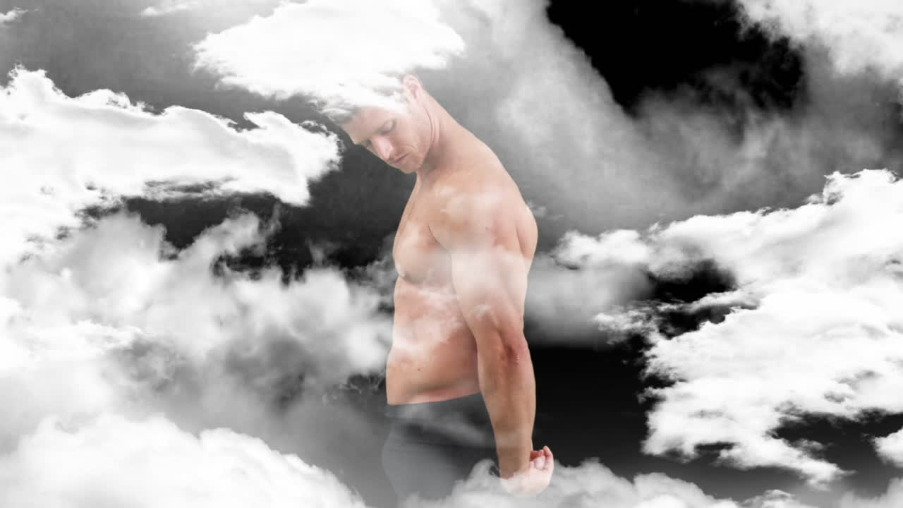 안개 속에서 포즈를 취하는 근육이 튼튼한 남자 4k