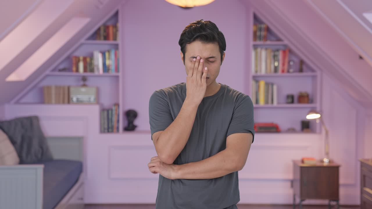 우울한 인도인 남자가 무언가를 생각하고 있습니다.