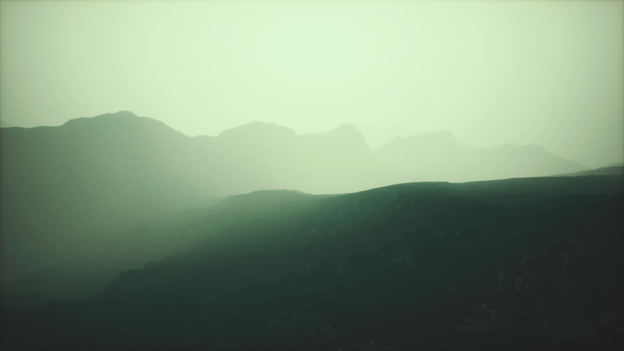 niebla matutina en las montañas de afganistán