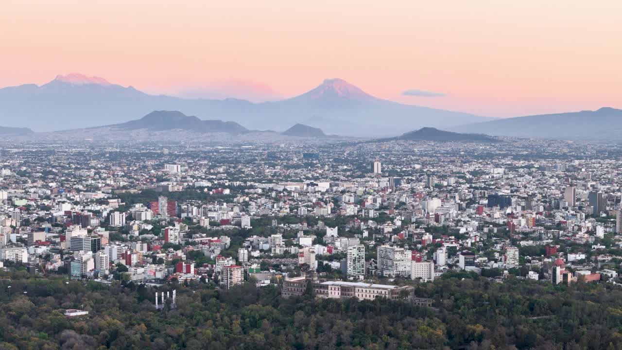 tomada de avión no tripulado del bosque de chapultepec y los volcanes en la ciudad de méxico