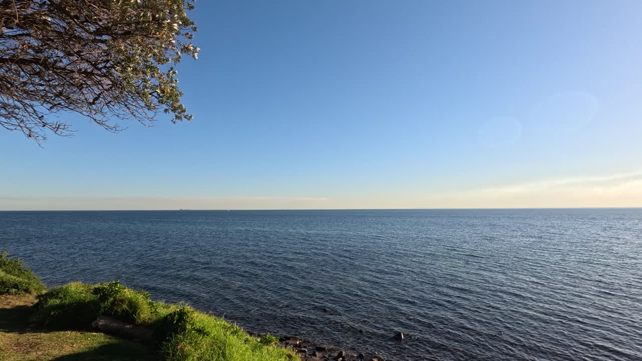 평온한 브라이튼 해변을 비추는 해가 뜨는 모습