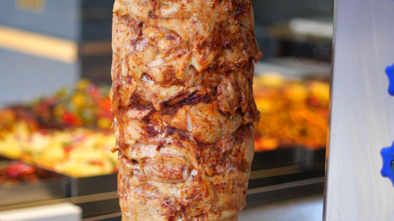 Primo piano di carne di Döner Kebab su uno spiedo verticale