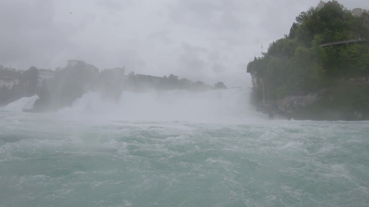 보트를 타는 동안 라인 폭포 거친 물 급류 폭포 파노라마 보기