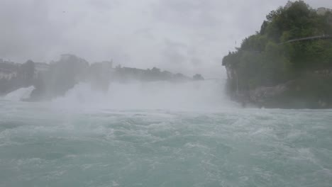 Rheinfall-Raues-Wasser-Schneller-Wasserfall-Panoramablick-Während-Der-Bootsfahrt