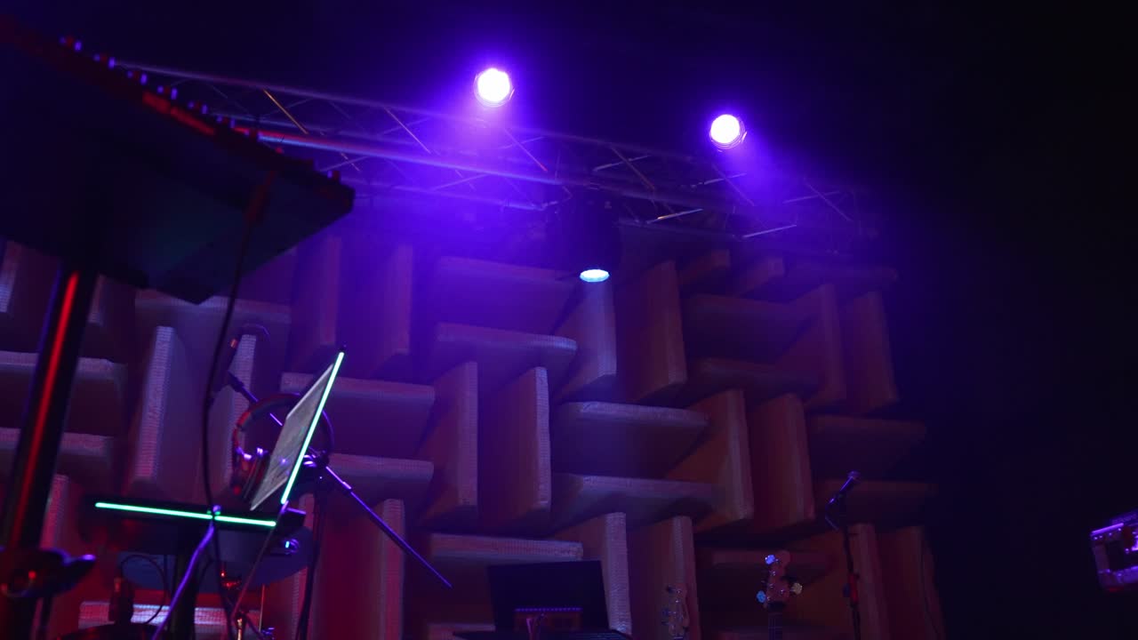 zoom en un sistema de música profesional y luces detrás en un escenario vacío