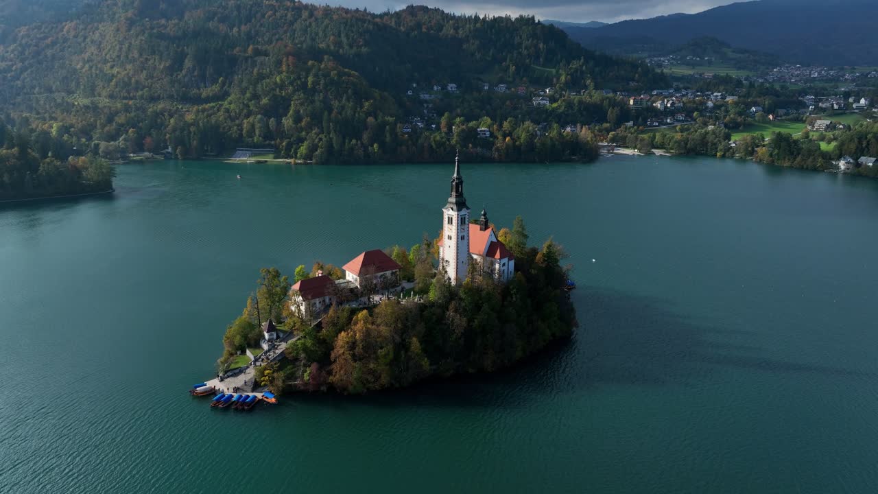 Spettacolari riprese con drone dell'iconica Isola di Bled e della Chiesa di pellegrinaggio dell'Assunzione di Maria, circondate dalle calme acque del Lago di Bled, Slovenia