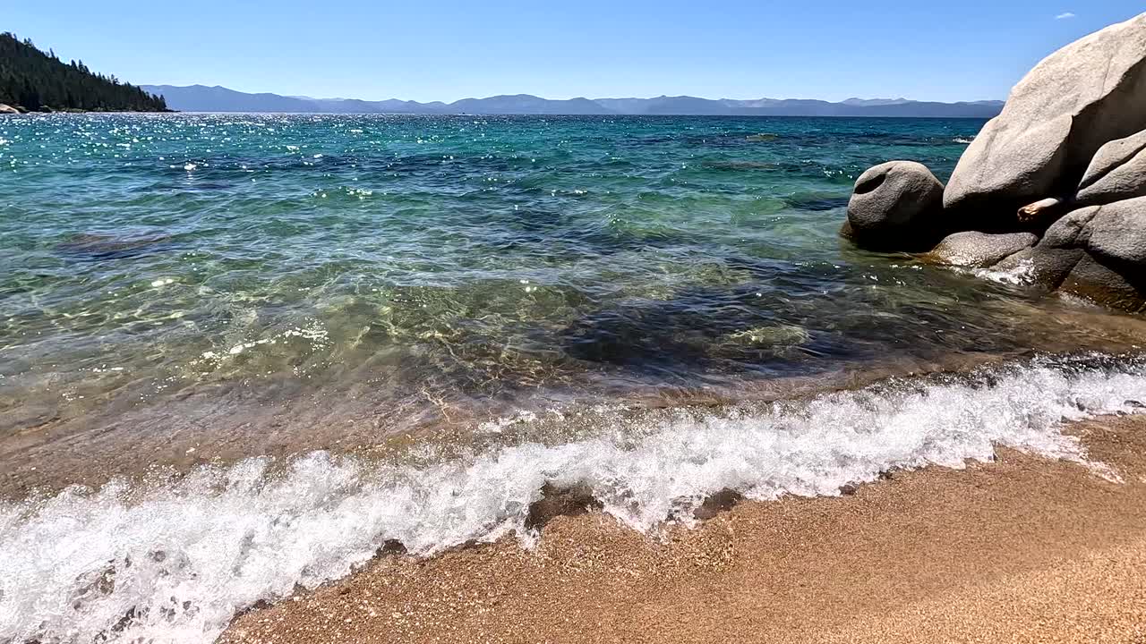 타호 호수 (lake tahoe) 의 은 푸른 물.