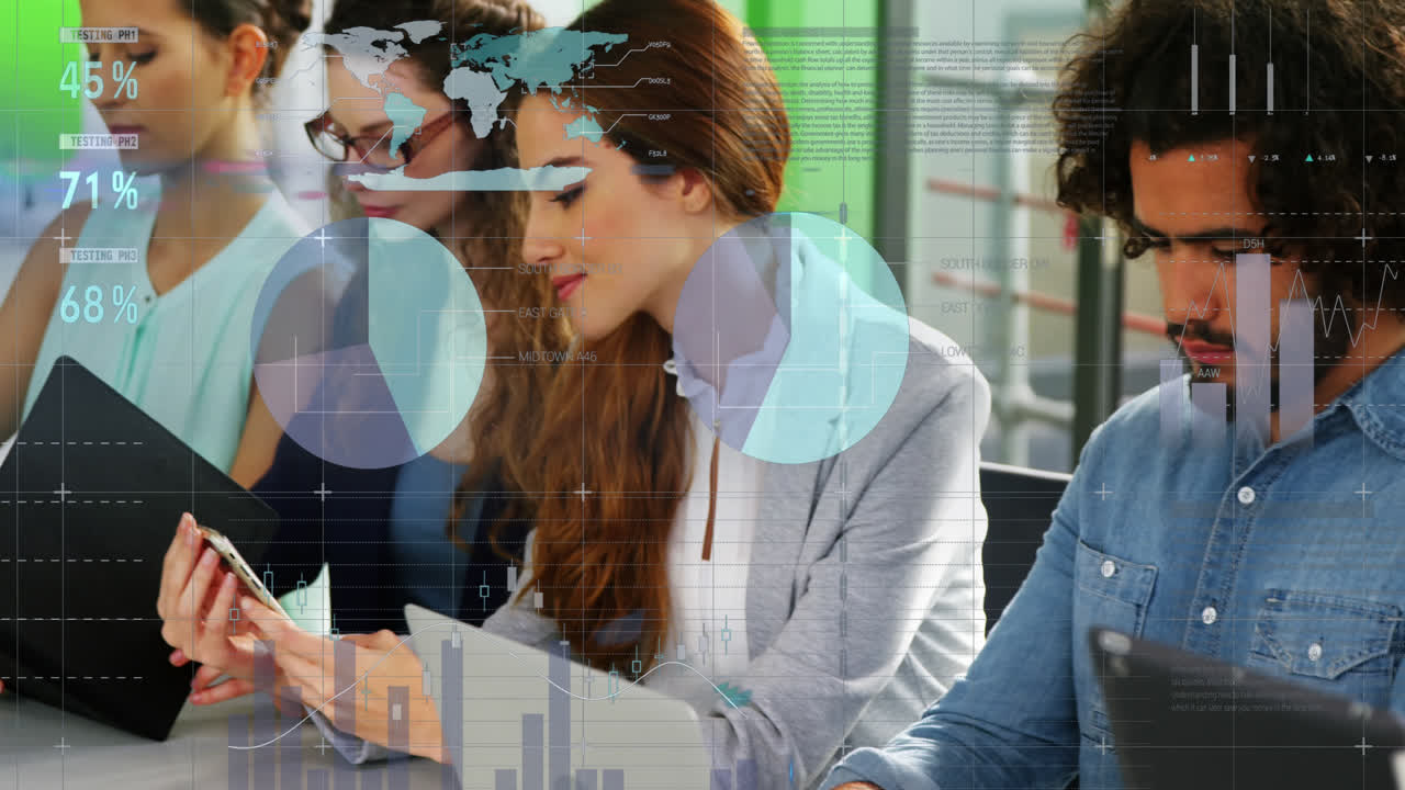 animación del procesamiento de datos estadísticos sobre diversos colegas que utilizan dispositivos electrónicos en la oficina.