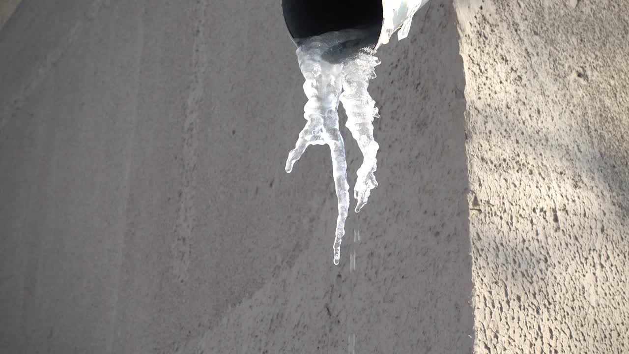 L'acqua che gocciola dai ghiaccioli. Riprese in inverno.