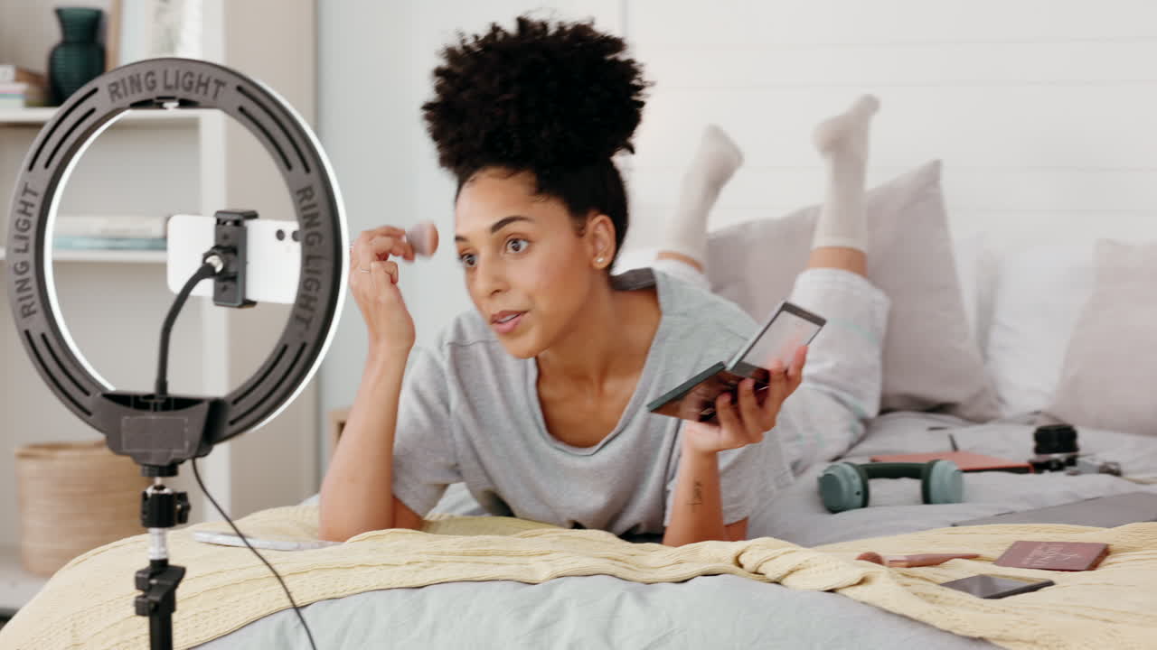 maquillaje, teléfono y filmación de influencers en las redes sociales