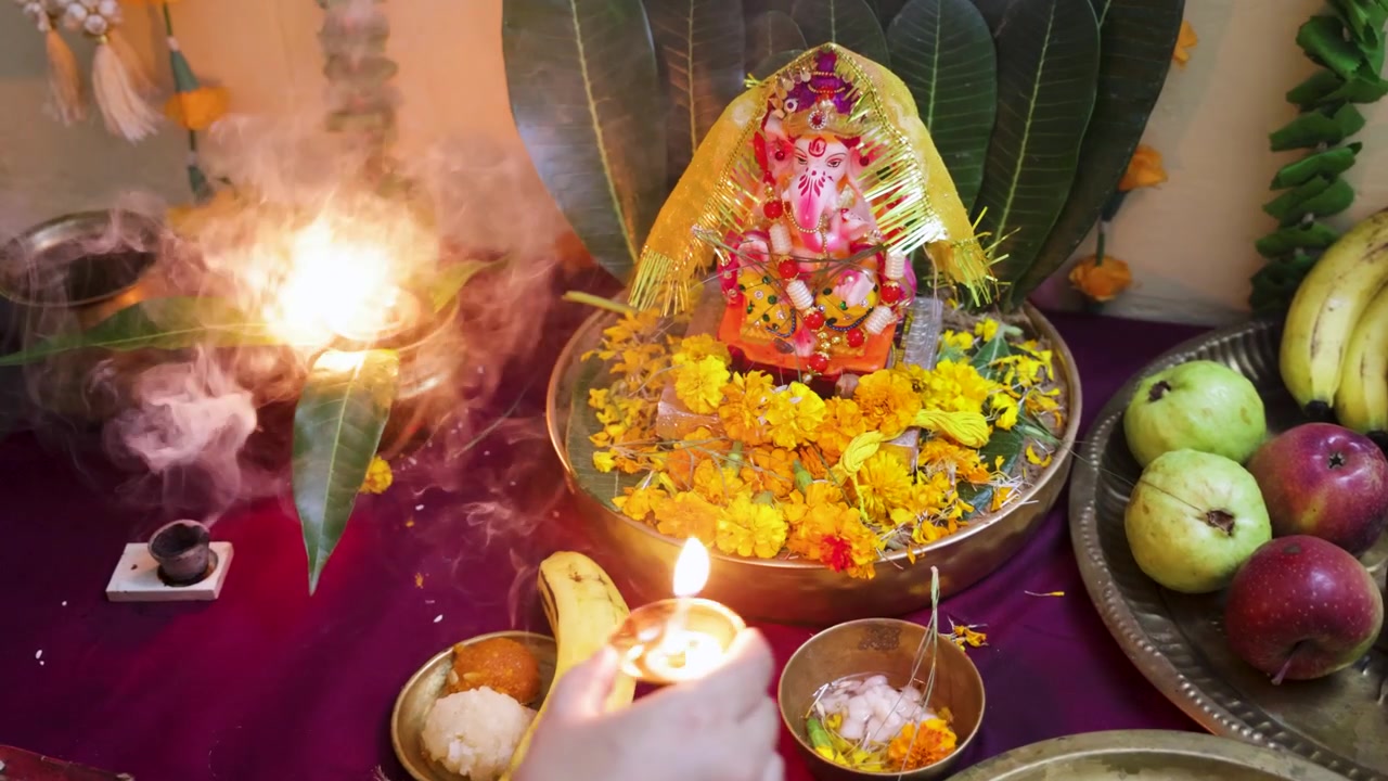 Lễ kỷ niệm Ganesh Chaturthi với trang trí đền thờ tại nhà và những lời cầu nguyện.