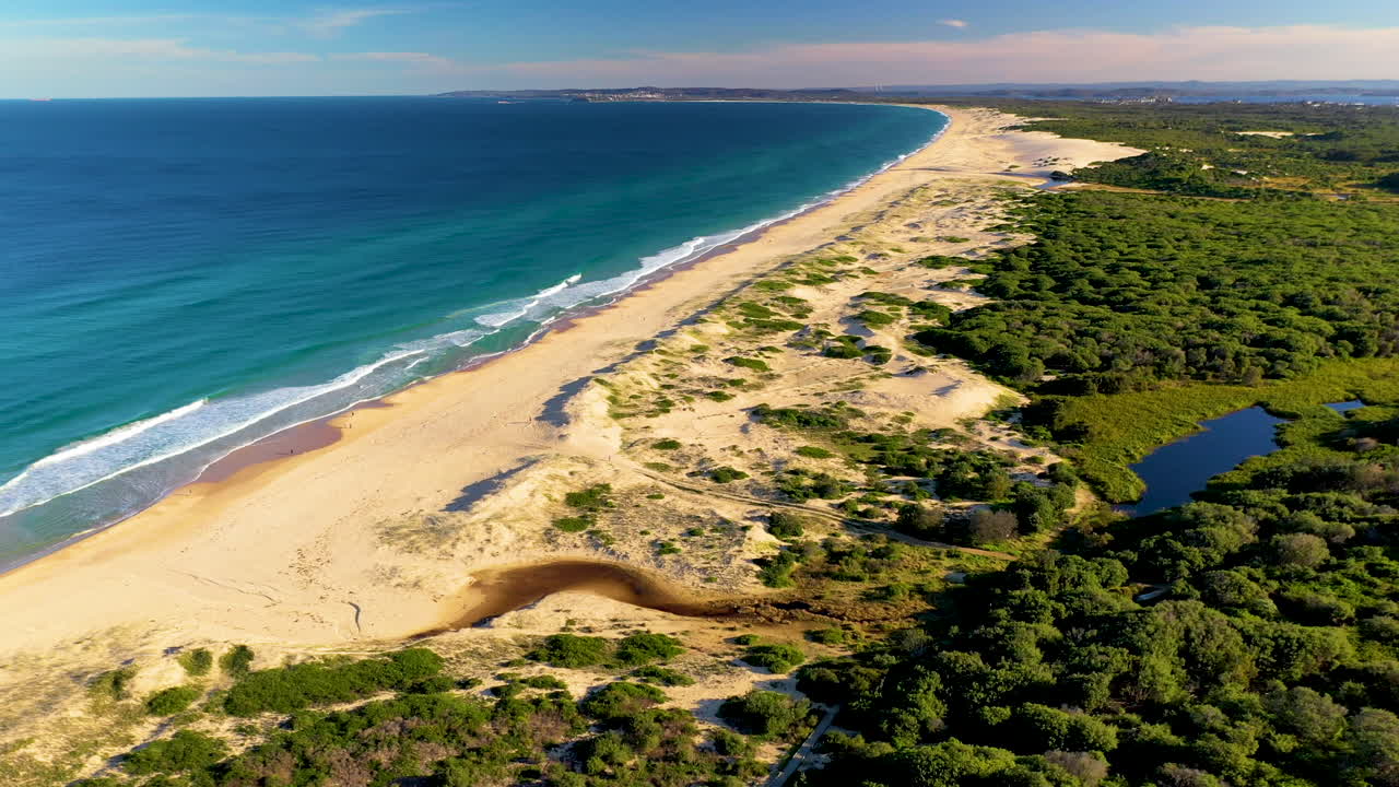 tiro de dron de rotación lenta playa pelirroja australia