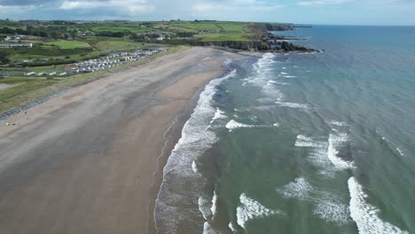 Vuelo-A-Lo-Largo-De-La-Playa-De-Bunmahon-Costa-De-Cobre-Irlanda-En-Un-Ventoso-Día-De-Verano-Con-Fuertes-Lluvias-A-Veces