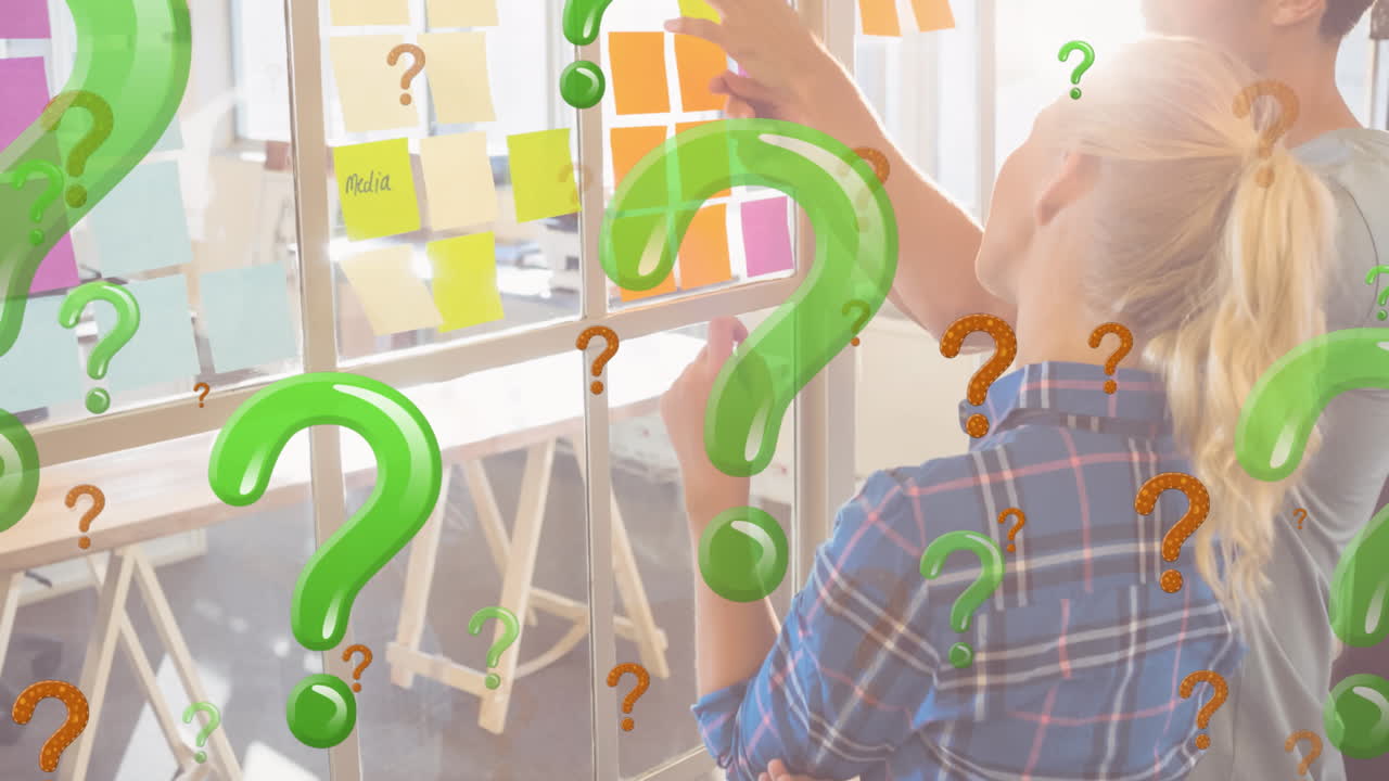 메모 메모를 보는 사업가들 위에 초록색과 빨간색 질문표의 애니메이션