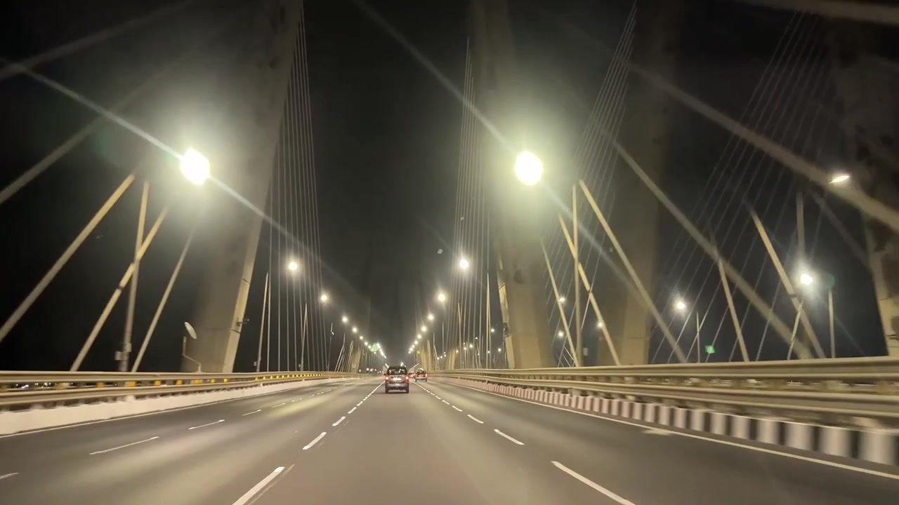 Splendida vista notturna del Bandra Worli Sea Link che risplende sullo skyline di Mumbai in 4K