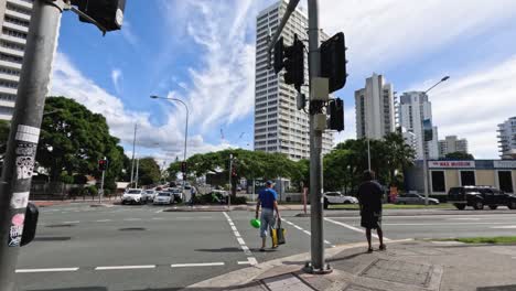 dos personas cruzando la calle en el semáforo