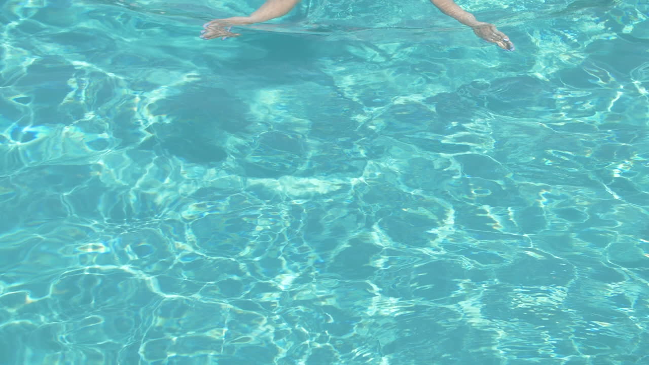 Mulher Nadando em uma Piscina em um Dia Ensolarado