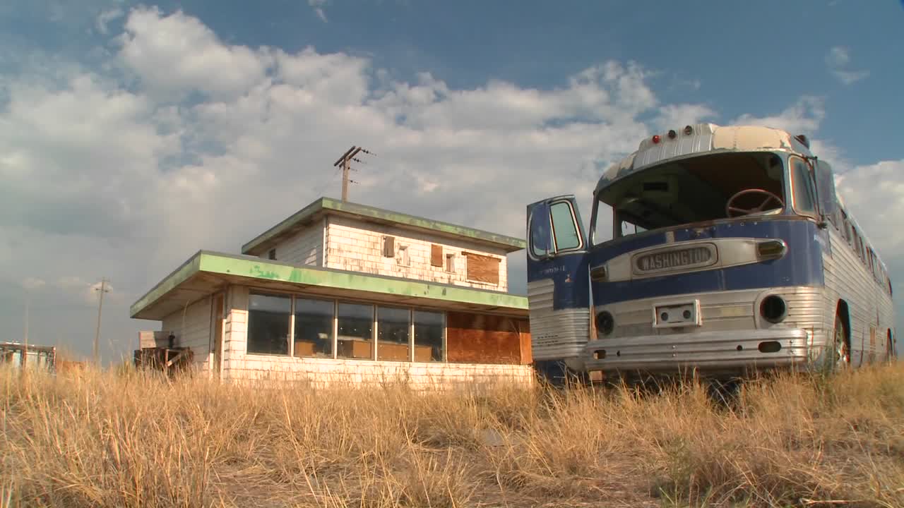 lapso de tiempo de un autobús galgo abandonado en un campo
