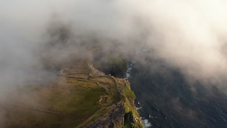 Imágenes-Aéreas-De-Acantilados-Costeros-Envueltos-En-Nubes-Bajas.-Pintoresco-Paisaje-De-La-Hora-Dorada.-Acantilados-De-Moher,-Irlanda